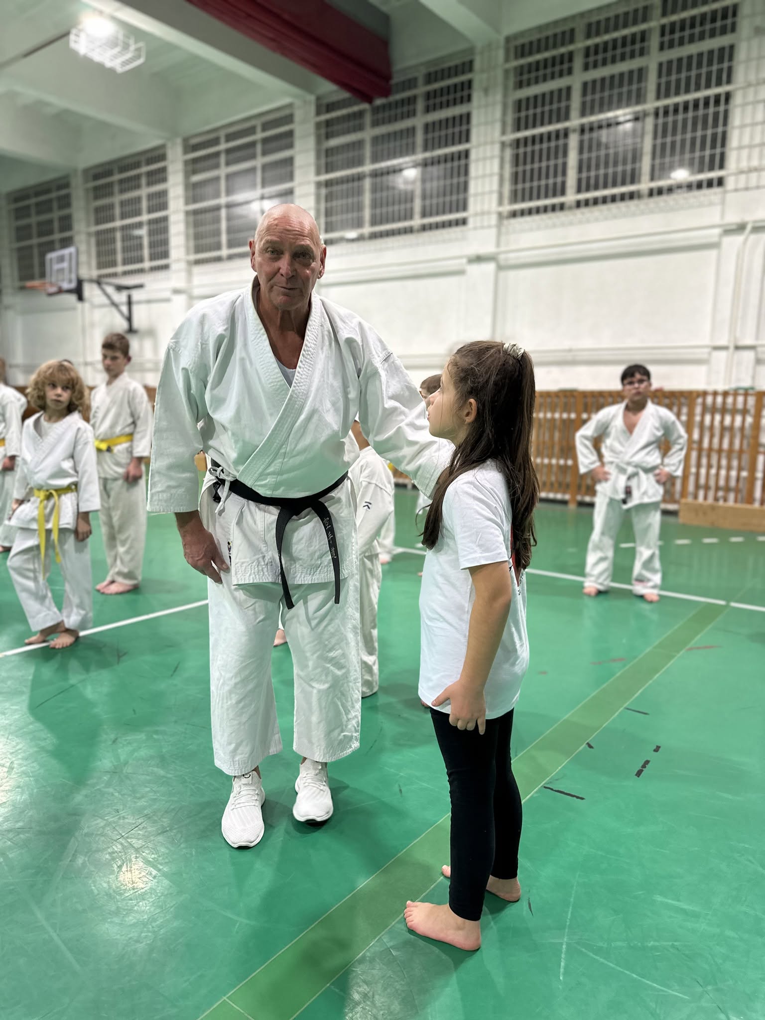 Wolf László vezető edző egy gyermekkel a Turul Karate edzésén