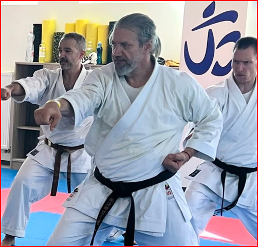 Solymos Tamás edző karateedzés közben
